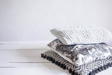 İskandinav minimalist tarzında dekoratif yastıklar..
