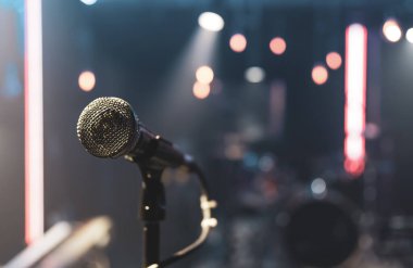 Konser sahnesinde güzel ışıklandırmalı bir mikrofonu kapat..