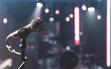 Konser sahnesinde güzel ışıklandırmalı bir mikrofonu kapat..