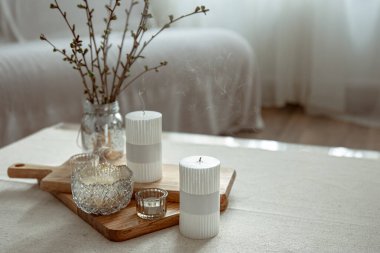 Odanın içinde yeni sönmüş mumlarla ev hayatı..