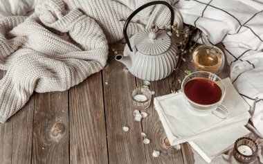 Sıcak bahar, mumlar, çay, çaydanlık, ahşap bir yüzey üzerinde kırsal tarzda fotokopi alanı..