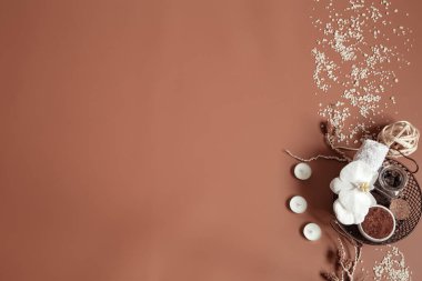 Orkide çiçeği, doğal vücut fırçası ve dekoratif elementlerle dolu bir spa..