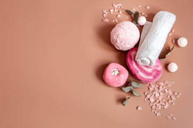 Banyo bombaları, deniz tuzu ve havluyla sakin bir yaşam..