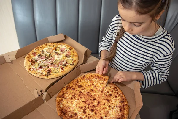 Küçük Bir Kız Öğle Yemeğinde Pizza Yer Iyi Parçayı Seçer — Stok fotoğraf