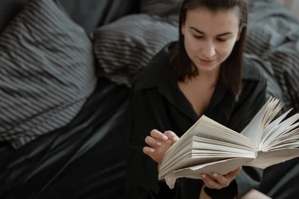 Primer Plano Una Mujer Atractiva Leyendo Libro Una Cama Acogedora — Foto de Stock