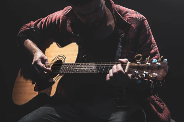 Musicien Joue Guitare Assis Dans Une Pièce Sombre — Photo