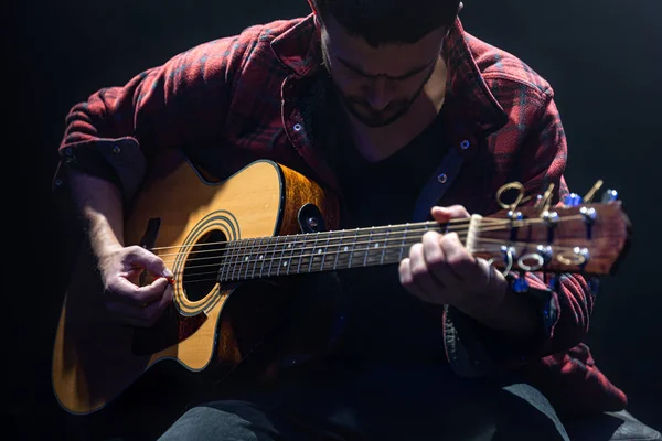 Músico Toca Guitarra Enquanto Está Sentado Quarto Escuro — Fotografia de Stock