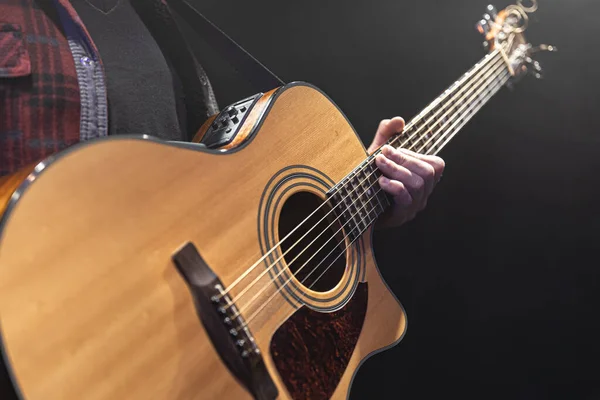 Guitarra Acústica Clássica Nas Mãos Espaço Cópia Músico — Fotografia de Stock