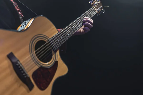 Guitarra Acústica Clássica Nas Mãos Espaço Cópia Músico — Fotografia de Stock