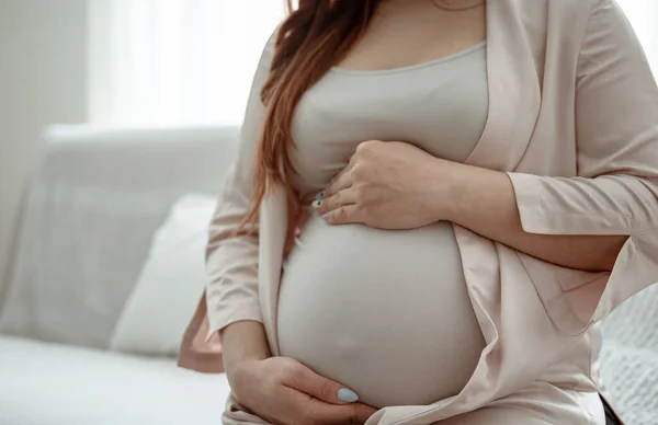 Primer Plano Vientre Grande Una Mujer Los Últimos Meses Embarazo — Foto de Stock