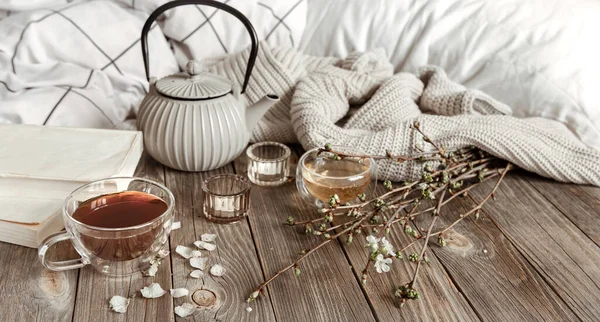 Άνετο Άνοιξη Ακόμα Ζωή Κεριά Τσάι Βραστήρα Μια Ξύλινη Επιφάνεια — Φωτογραφία Αρχείου