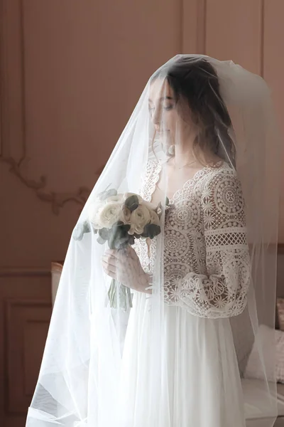 Молодая Невеста Красивом Кружевном Платье Бохо Длинной Вуалью Свадебная Фотосессия — стоковое фото