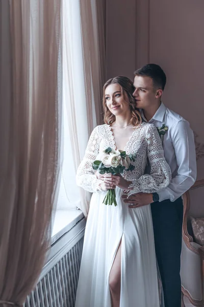 Sanft Umarmt Der Bräutigam Die Braut Einem Wunderschönen Spitzenkleid Mit — Stockfoto