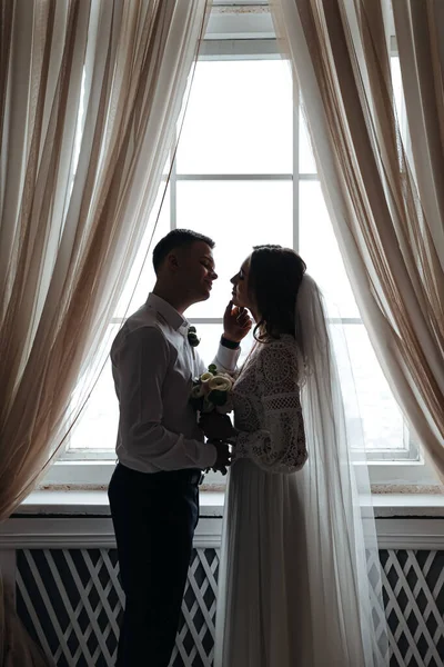 Lindo Retrato Novia Novio Por Ventana Sesión Fotos Boda —  Fotos de Stock