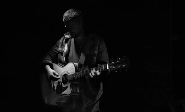 Guitarrista Masculino Tocando Guitarra Acústica Quarto Escuro — Fotografia de Stock