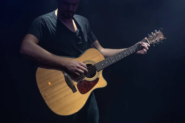 Guitarrista Masculino Tocando Guitarra Acústica Quarto Escuro — Fotografia de Stock