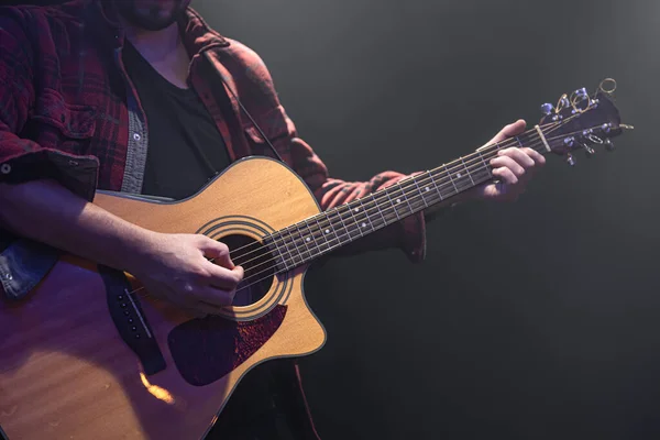 Músico Masculino Tocando Guitarra Acústica Espaço Cópia Sala Escura — Fotografia de Stock