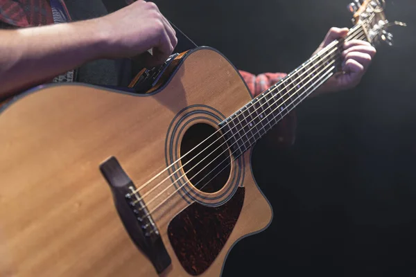 Klasik Akustik Gitar Müzisyen Bir Kopyacının Elinde — Stok fotoğraf
