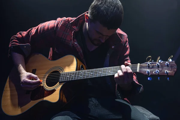 Músico Toca Guitarra Enquanto Está Sentado Quarto Escuro — Fotografia de Stock