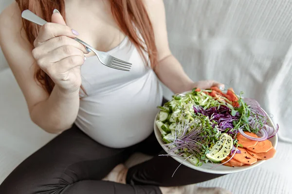 一个孕妇手里拿着一份新鲜蔬菜色拉的盘子的特写 — 图库照片