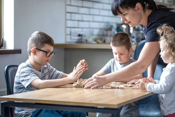 Crianças Pequenas Jogar Jogo Tabuleiro Com Cubos Madeira Casa Cozinha — Fotografia de Stock