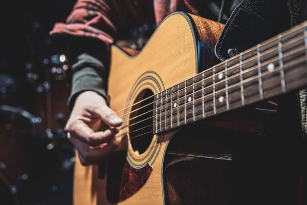 Bir Müzisyenin Elinde Klasik Akustik Gitar — Stok fotoğraf