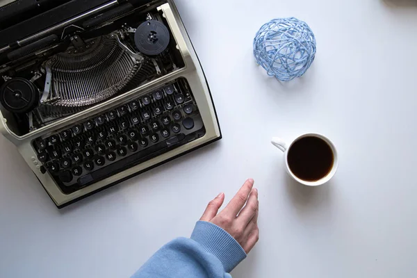 Composición Plana Con Una Máquina Escribir Una Taza Café Mano — Foto de Stock