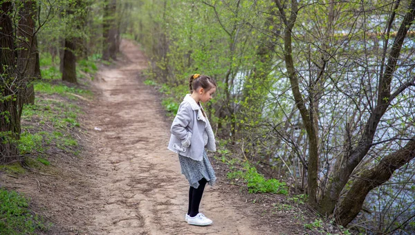 Mała Dziewczynka Spaceruje Parku Wczesną Wiosną Chłodną Pogodę — Zdjęcie stockowe