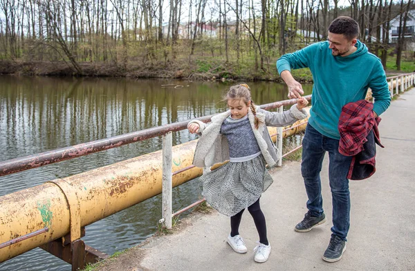 Папа Маленькая Дочь Танцуют Время Прогулки Городском Парке Ранней Весной — стоковое фото