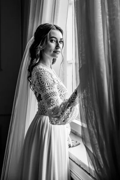 Eine Junge Braut Einem Wunderschönen Boho Spitzenkleid Steht Fenster Hochzeits — Stockfoto