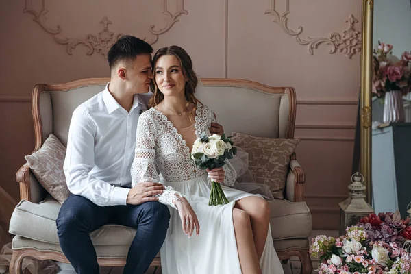 Portrait Doux Mariée Marié Dans Une Robe Mariée Dentelle Dans — Photo