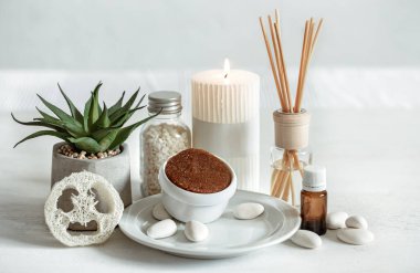 Kapalı alan kokusu, sağlık ve güzellik ürünleri için tütsü çubuklu rahat kompozisyon.