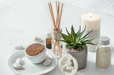 Kapalı alan kokusu, sağlık ve güzellik ürünleri için tütsü çubuklu rahat kompozisyon.