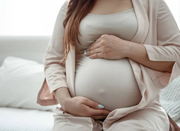 Primer Plano Vientre Grande Una Mujer Los Últimos Meses Embarazo — Foto de Stock