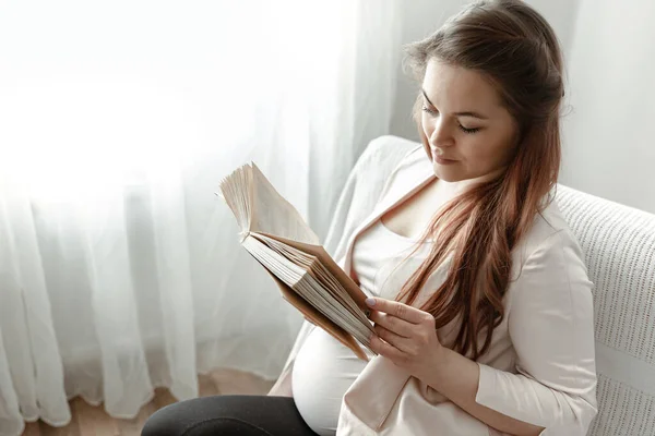 Werdende Mutter Den Letzten Monaten Der Schwangerschaft Mit Einem Buch — Stockfoto