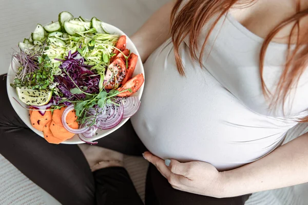怀孕最后几个月的准妈妈吃了一份新鲜蔬菜沙拉 — 图库照片