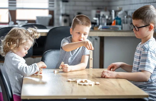 Crianças Pequenas Jogam Jogo Tabuleiro Com Cubos Madeira Casa Cozinha — Fotografia de Stock