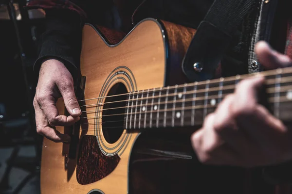 Bir Müzisyenin Elinde Klasik Akustik Gitar — Stok fotoğraf