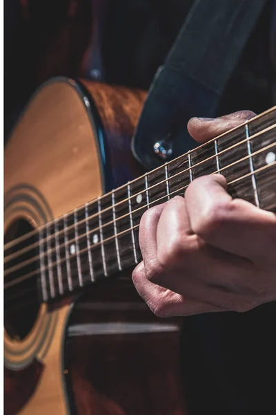 Bir Müzisyenin Elinde Klasik Akustik Gitar — Stok fotoğraf