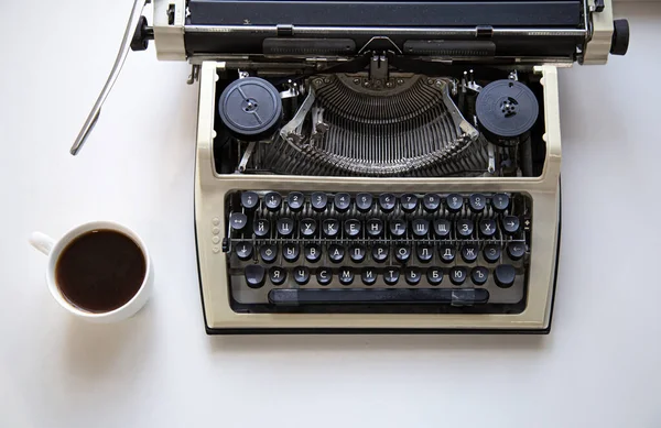 Machine Écrire Manuelle Ancienne Tasse Café Noir Sur Bureau Vue — Photo