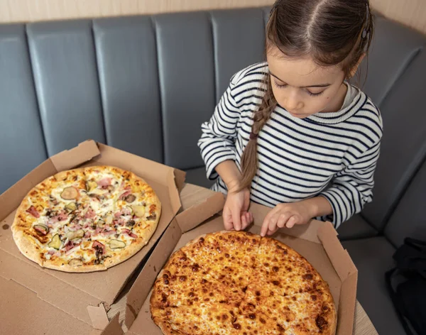 Маленька Дівчинка Їсть Піцу Обід Вибирає Найкращу Фігуру — стокове фото