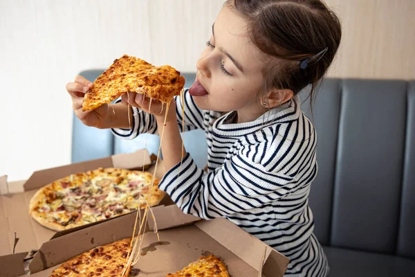 Küçük Kız Öğle Yemeğinde Iştah Açıcı Peynirli Pizza Yiyor Lezzetli — Stok fotoğraf