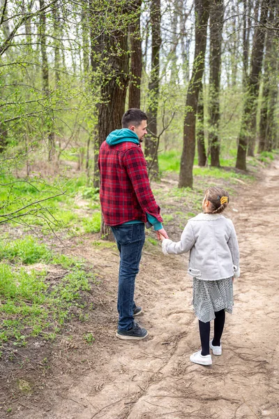 Niña Papá Están Caminando Parque Principios Primavera Tiempo Fresco — Foto de Stock