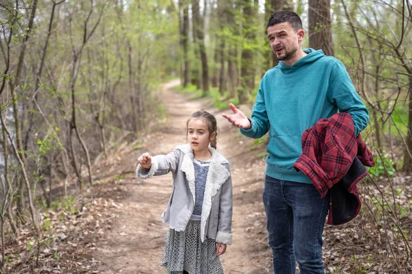 Маленькая Девочка Отцом Гуляют Весеннему Лесу Обсуждают — стоковое фото