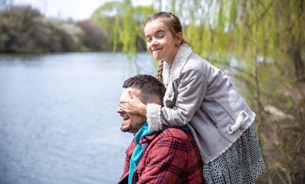 Una Niña Feliz Sorprendió Padre Cerró Los Ojos Para Adivinar —  Fotos de Stock