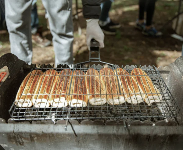 Gros Plan Petits Pains Hot Dog Frits Dans Une Grille — Photo