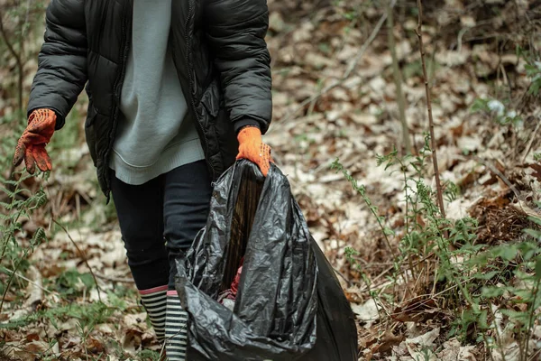 Ehrenamtliches Mädchen Mit Müllsack Räumt Müll Wald Auf — Stockfoto