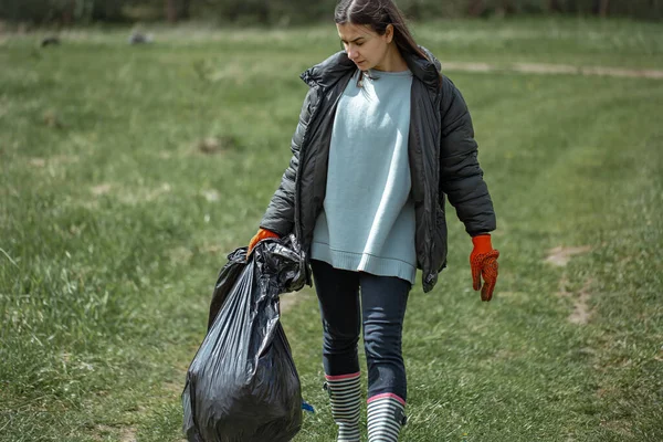 Ein Mädchen Geht Mit Einem Müllsack Voller Müll Wald Spazieren — Stockfoto