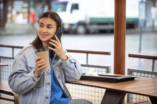 Chica Con Estilo Estilo Casual Habla Por Teléfono Con Café — Foto de Stock