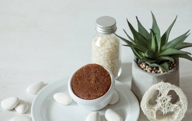 Doğal fırça ve banyo aksesuarlarıyla rahat bir kompozisyon..